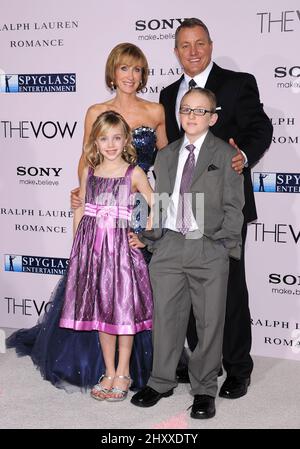 Krickitt Carpenter, Kim Carpenter, sa fille LeeAnn et son fils Danny lors de la première mondiale « The vow » au Grauman's Chinese Theatre, Hollywood, Californie Banque D'Images