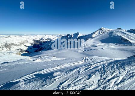 Vue panoramique sur la région de ski autrichienne du glacier de Hintertux dans la région du Tyrol contre le ciel bleu Banque D'Images