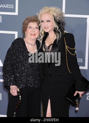 Cyndi Lauper et maman Catrine Lauper lors des Grammy Awards annuels 54th qui se tiennent au Staples Center de Los Angeles, en Californie Banque D'Images