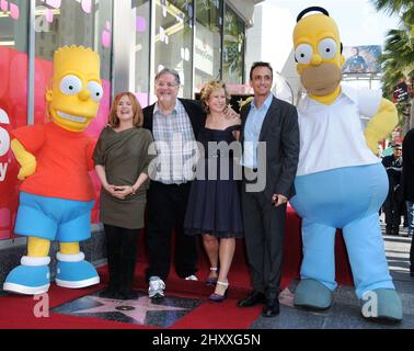 Nancy Cartwright, Matt Groening, Yeddley Smith, Hank Azaria, assistant à la cérémonie de la star de Matt Groening à Hollywood à Los Angeles, aux États-Unis. Banque D'Images