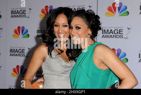 Tamera Mowry-Housley et TIA Mowry arrivent aux « Prix annuels NAFA 43rd » qui se tiennent au Shrine Auditorium de Los Angeles, Californie, le 17 février 2012. Banque D'Images