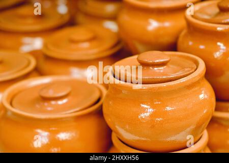 Lot de même céramique marrons terre cuite pots avec couvercles gros plan. Banque D'Images