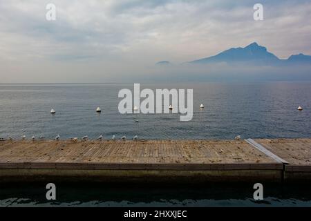 Hiver au lac de Garde, vue de Torri del Benaco dans la province de Vérone, Vénétie, nord-est de l'Italie Banque D'Images