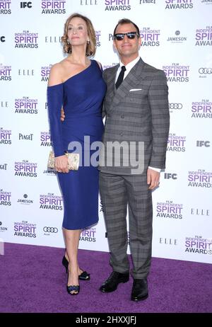 Janet McTeer et Joe Coleman assistent aux film Independent Spirit Awards 2012 qui se tiennent sur la plage de Santa Monica, en Californie, aux États-Unis. Banque D'Images
