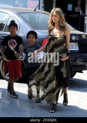 Heidi Klum et ses fils Henry Samuel et Johan Samuel quittent la classe Karate à Los Angeles, aux États-Unis. Banque D'Images