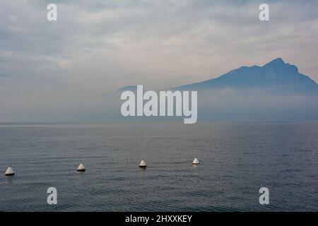 Hiver au lac de Garde, vue de Torri del Benaco dans la province de Vérone, Vénétie, nord-est de l'Italie Banque D'Images