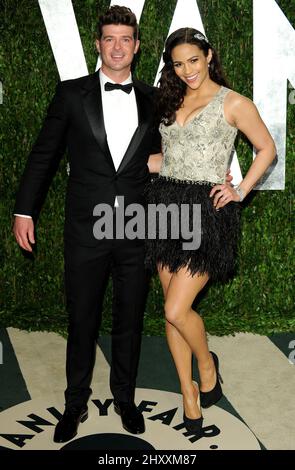 Robin Thicke et la femme Paula Patton arrivent à la Vanity Fair Oscar Party de 2012 qui s'est tenue à l'hôtel Sunset Towers de Los Angeles, aux États-Unis. Banque D'Images