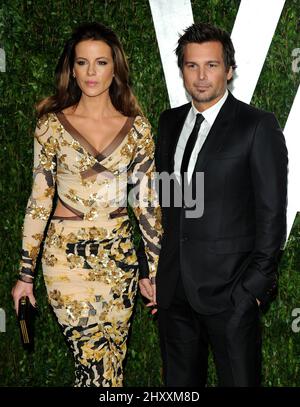 Kate Beckinsale et son mari Len Wiseman arrivent à la Vanity Fair Oscar Party 2012 qui s'est tenue à l'hôtel Sunset Towers de Los Angeles, aux États-Unis. Banque D'Images