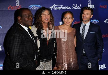 Randy Jackson, Steven Tyler, Jennifer Lopez et Ryan Seacrest pendant le parti américain Idol Top Finalists Party tenu à The Grove, Californie Banque D'Images