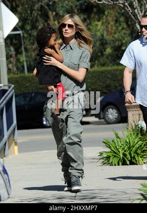 Heidi Klum et sa fille Lou Sulola Samuel sont vues à Los Angeles, en Californie Banque D'Images