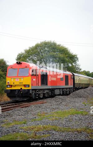 '60040' 'le Centenaire de l'Armée territoriale' à l'arrière du chemin de fer 'Taffy Tug 2' à Hirwaun Level Crossing. Banque D'Images