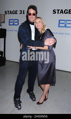 Ronn Moss et Katherine Kelly Lang à l'occasion de la soirée « The Bold and the Beautiful » 25th Silver Anniversary Party on Set Cake Celebration qui a eu lieu à CBS Television City Banque D'Images