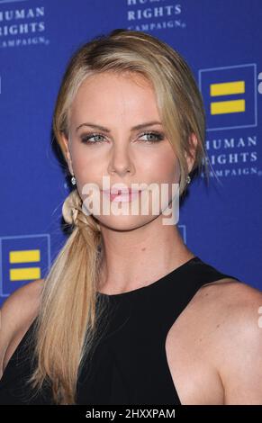 Charlize Theron participe au gala de Los Angeles de la campagne des droits de la personne 2012, qui s'est tenu au Ritz Carlton JW Marriott L.A. Vivre à Los Angeles, Etats-Unis. Banque D'Images