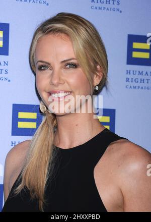 Charlize Theron participe au gala de Los Angeles de la campagne des droits de la personne 2012, qui s'est tenu au Ritz Carlton JW Marriott L.A. Vivre à Los Angeles, Etats-Unis. Banque D'Images