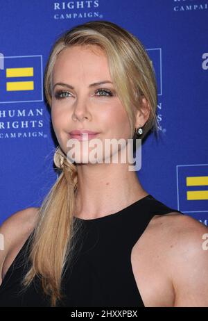 Charlize Theron participe au gala de Los Angeles de la campagne des droits de la personne 2012, qui s'est tenu au Ritz Carlton JW Marriott L.A. Vivre à Los Angeles, Etats-Unis. Banque D'Images