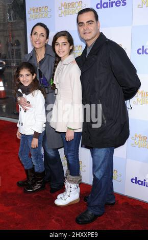 Melina Kanakaredes, Peter Constantinides, Daughters Karina et Z assistaient à la première de 'miroir de miroir' à Los Angeles, qui s'est tenue au théâtre chinois de Grauman à Los Angeles, aux États-Unis. Banque D'Images