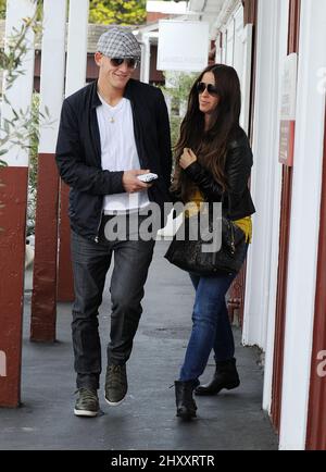 Alanis Morissette et son mari Mario 'MC Souleye' Treadway sont vus en quittant le Brentwood Country Mart à Los Angeles, aux États-Unis. Banque D'Images