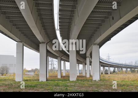 Dépassement d'une automobile sur des supports en béton. Infrastructure routière moderne. Banque D'Images