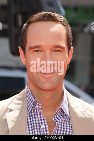 Chris Diamantopoulos assistera à la première de « The Three Stooges » à Hollywood, en Californie, le 07 avril 2012. Banque D'Images