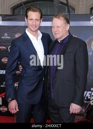 Alexander Skarsgard et Stellan Skarsgard assistent à la première mondiale « les Avengers » qui s'est tenue au théâtre El Capitain de Los Angeles, aux États-Unis. Banque D'Images