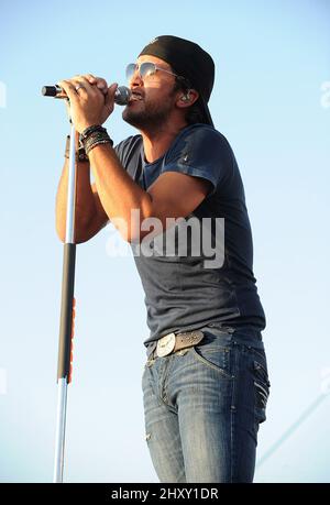 Luke Bryan s'exécutant en direct pendant le Stagecoach Country Music Festival 2012 qui s'est tenu à Indio en Californie, aux États-Unis. Banque D'Images
