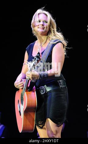 Miranda Lambert en direct pendant le Stagecoach Country Music Festival de 2012 qui s'est tenu à Indio en Californie, aux États-Unis. Banque D'Images