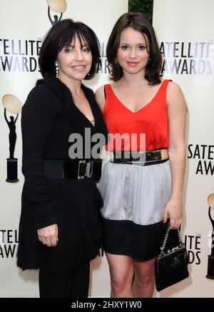 Sasha Cohen, Galina Cohen lors du prix satellite 2012 pour une réalisation exceptionnelle dans le domaine des relations avec les clients du divertissement qui s'est tenu au Cafe la Boheme, en Californie Banque D'Images