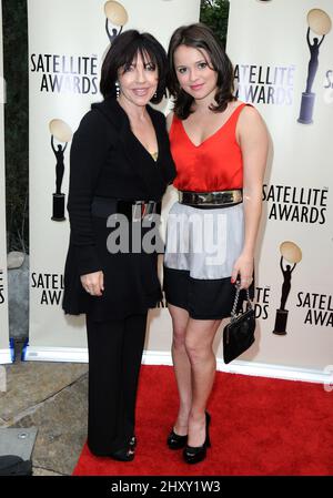 Sasha Cohen, Galina Cohen lors du prix satellite 2012 pour une réalisation exceptionnelle dans le domaine des relations avec les clients du divertissement qui s'est tenu au Cafe la Boheme, en Californie Banque D'Images