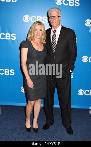 Elisabeth Shue et Ted Danson participent à l'événement CBS 2012 Upfront à New York. Banque D'Images