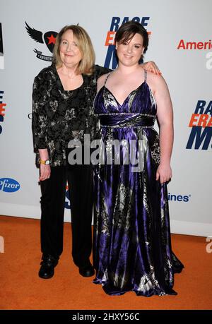 Teri Garr et sa fille Molly O'Neill à la collecte de fonds 19th Annual Race to Erase MS qui s'est tenue au Hyatt Regency Century Plaza Banque D'Images