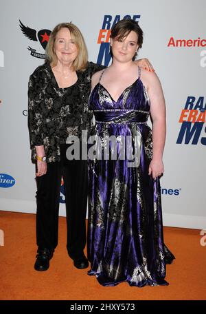 Teri Garr et sa fille Molly O'Neill à la collecte de fonds 19th Annual Race to Erase MS qui s'est tenue au Hyatt Regency Century Plaza Banque D'Images