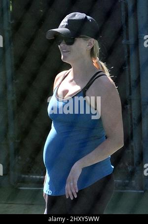 Reese Witherspoon est vu jouer au tennis à Los Angeles, USA. Banque D'Images