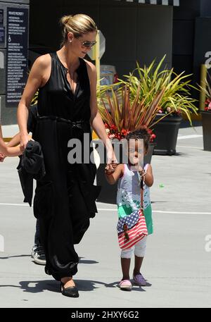 Heidi Klum et la fille Lou Samuel sont vues à Westwood, en Californie Banque D'Images