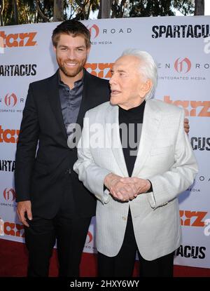 KIRK Douglas et Liam McIntyre célèbrent Kirk Douglas et l'impact de Spartacus à l'époque et maintenant, à Hollywood Nord, en Californie. Banque D'Images