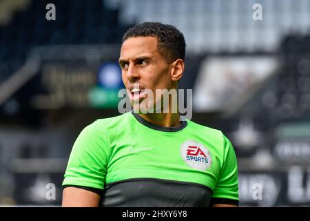 Swansea, pays de Galles. 14 mars 2022. Arbitre de match Farai Hallam avant le match de la Ligue de développement professionnel entre Swansea City moins de 23s ans et Queens Park Rangers moins de 23s ans au stade Swansea.com à Swansea, pays de Galles, Royaume-Uni le 14 mars 2022. Crédit : Duncan Thomas/Majestic Media. Credit: Majestic Media Ltd/Alay Live News Banque D'Images