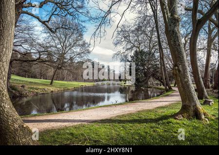 Belle promenade à travers les jardins et le lac à Painshill Park Surrey Banque D'Images