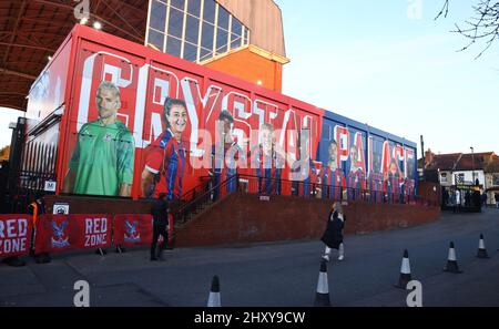 Londres, Angleterre, 14th mars 2022. Les fans arrivent au stade avant le match de la Premier League à Selhurst Park, Londres. Le crédit photo devrait se lire: David Klein / Sportimage crédit: Sportimage / Alay Live News Banque D'Images