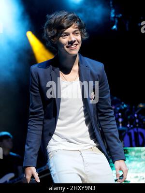 Harry Styles of One Direction se présentant en concert à l'amphithéâtre Gibson dans le cadre de leur US Tour à Los Angeles, aux États-Unis. Banque D'Images