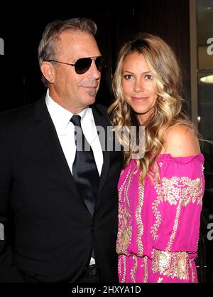Kevin Costner et la femme Christine Baumgartner ont assisté aux prix du choix des critiques 2012 qui se sont tenus au Beverly Hilton de Los Angeles, aux États-Unis. Banque D'Images
