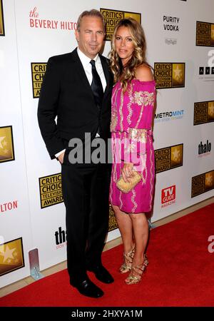 Kevin Costner et la femme Christine Baumgartner ont assisté aux prix du choix des critiques 2012 qui se sont tenus au Beverly Hilton de Los Angeles, aux États-Unis. Banque D'Images