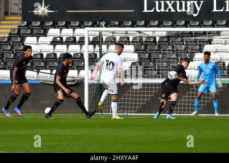 Swansea, pays de Galles. 14 mars 2022. Action lors du match de la Professional Development League entre Swansea City moins de 23s ans et Queens Park Rangers moins de 23s ans au stade Swansea.com à Swansea, pays de Galles, Royaume-Uni, le 14 mars 2022. Crédit : Duncan Thomas/Majestic Media. Credit: Majestic Media Ltd/Alay Live News Banque D'Images