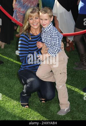 Alison Sweeney et son fils Ben Sanov assistent à la première « Brave » lors du Festival du film de Los Angeles 2012 qui s'est tenu au Dolby Theatre de Los Angeles, aux États-Unis. Banque D'Images