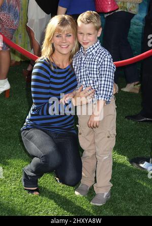 Alison Sweeney et son fils Ben Sanov assistent à la première « Brave » lors du Festival du film de Los Angeles 2012 qui s'est tenu au Dolby Theatre de Los Angeles, aux États-Unis. Banque D'Images