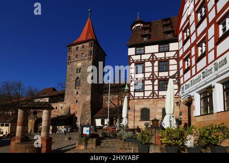 Nürnberg Architektur mit Museum Dürer Haus und Cafe oder Biergarten in der Innenstadt oder Altstadt von Nürnberg Franken, Bayern Banque D'Images