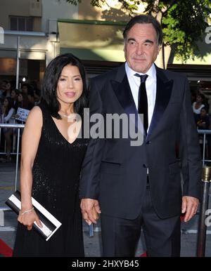 Oliver Stone et sa femme Sun-jung Jung participent à la première mondiale de « plages » qui s'est tenue au Mann Village Theatre, Westwood, Californie. Banque D'Images