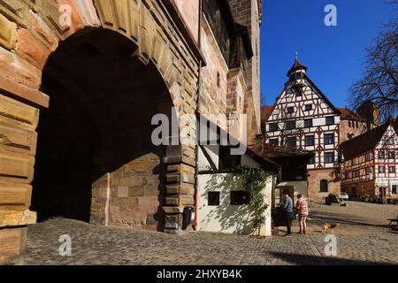 Nürnberg Architektur mit Museum Dürer Haus und Cafe oder Biergarten in der Innenstadt oder Altstadt von Nürnberg Franken, Bayern Banque D'Images