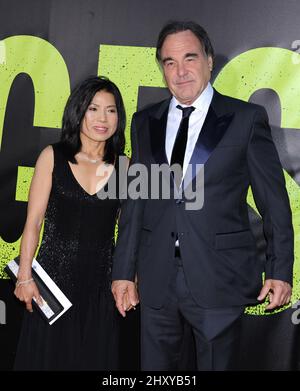 Oliver Stone et sa femme Sun-jung Jung participent à la première mondiale de « plages » qui s'est tenue au Mann Village Theatre, Westwood, Californie. Banque D'Images