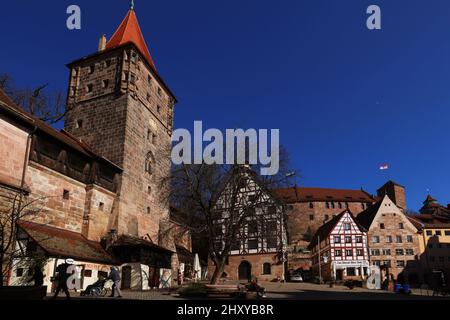 Nürnberg Architektur mit Museum Dürer Haus und Cafe oder Biergarten in der Innenstadt oder Altstadt von Nürnberg Franken, Bayern Banque D'Images