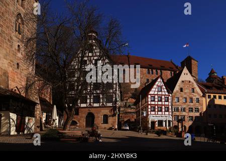 Nürnberg Architektur mit Museum Dürer Haus und Cafe oder Biergarten in der Innenstadt oder Altstadt von Nürnberg Franken, Bayern Banque D'Images