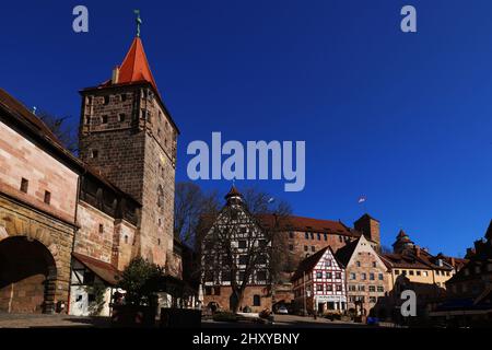 Nürnberg Architektur mit Museum Dürer Haus und Cafe oder Biergarten in der Innenstadt oder Altstadt von Nürnberg Franken, Bayern Banque D'Images